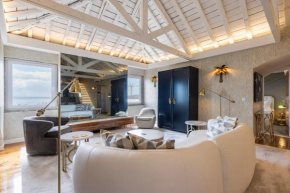 Luxury Duplex W/ River View by LovelyStay